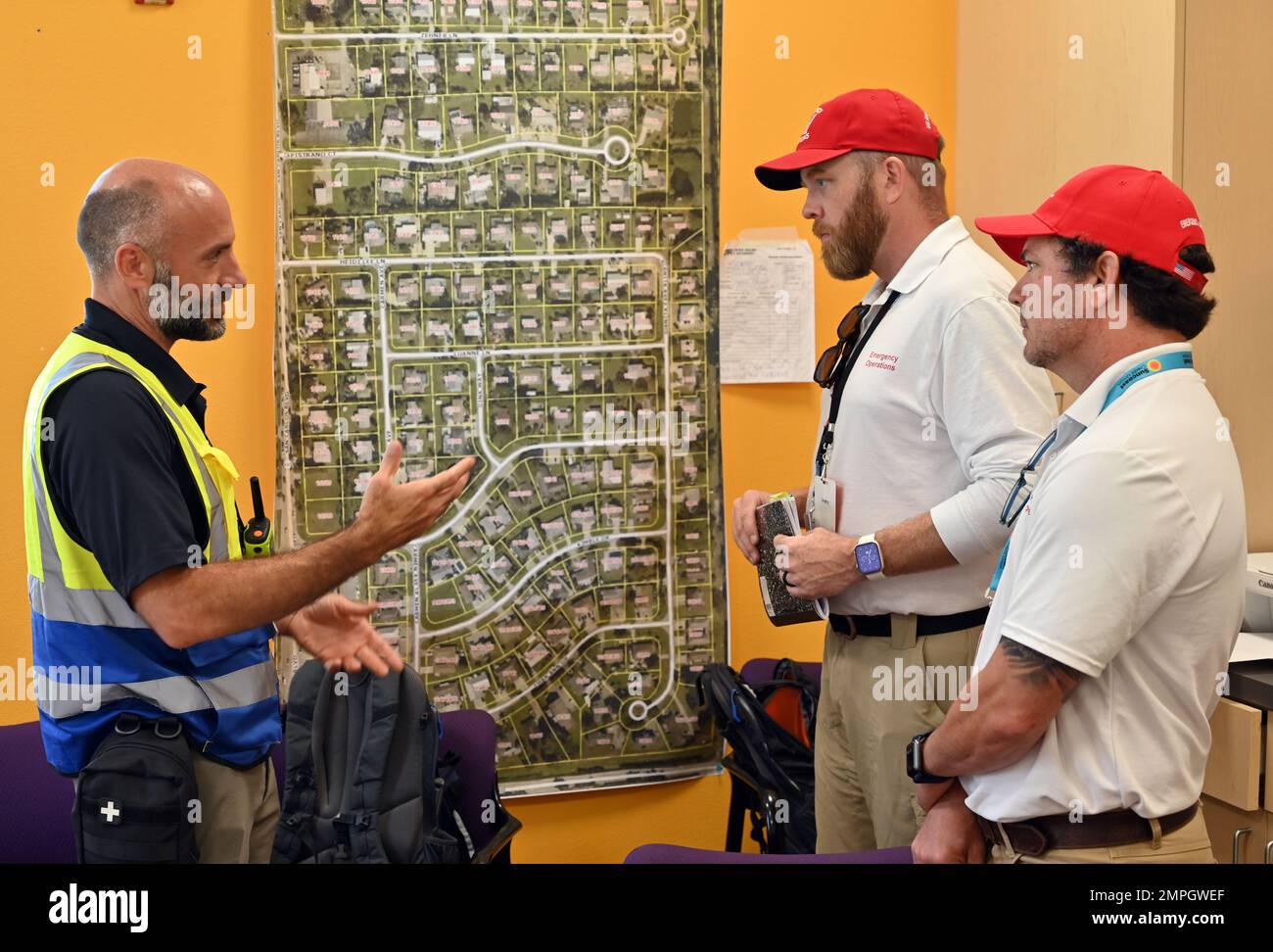 Ethan Wendle, Freiwilliger der nicht-Regierungsorganisation, Linke und die USACE-Ortsbeauftragten Paul Fleming und Tony Porter koordinieren im Harlem Heights Community Center in Fort Myers, Florida, den 15. Oktober eine zukünftige Operation Blue Roof, oder das Recht auf den Eingang. USACE unterstützt die FEMA und den Bundesstaat Florida, den US-Bundesstaat Florida, bei den Wiederaufbaubemühungen in Gebieten, die temporäre Blaudachanlagen, Infrastrukturbewertungen und Trümmer umfassen. Stockfoto