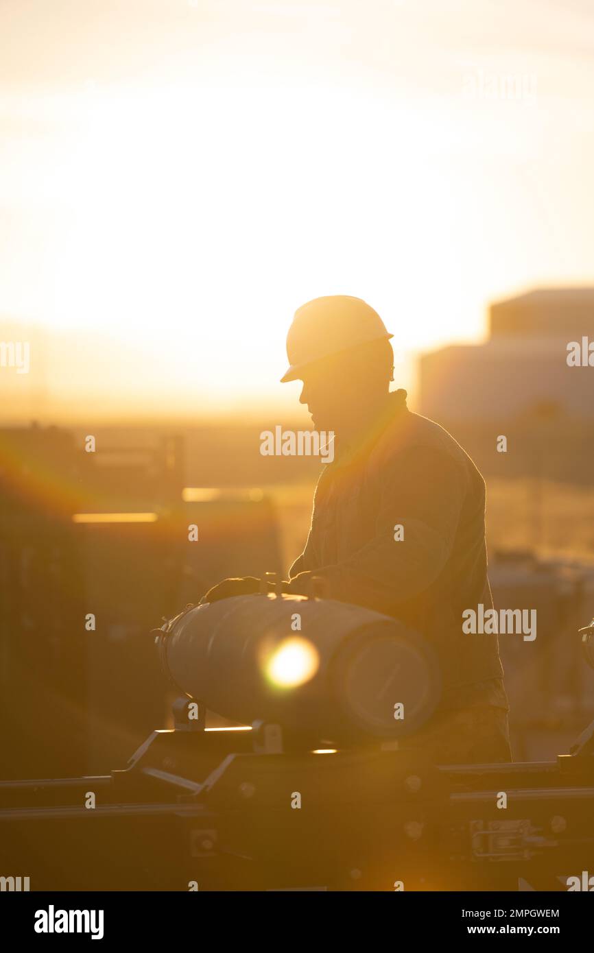 Master-Sgt. Riley Enberg, Spezialist für Munitionssysteme des Munitions Flight 124., montiert während des Ammo Rodeo 2022, Gowen Field, Idaho, 15. Oktober 2022, einen GBU-38-Bombenbausatz. Das Rodeo ist eine jährliche Trainingsveranstaltung, bei der Airmen ihre Trainingszeit damit verbringen, eine Vielzahl von Flugzeugmunition zu montieren. Stockfoto