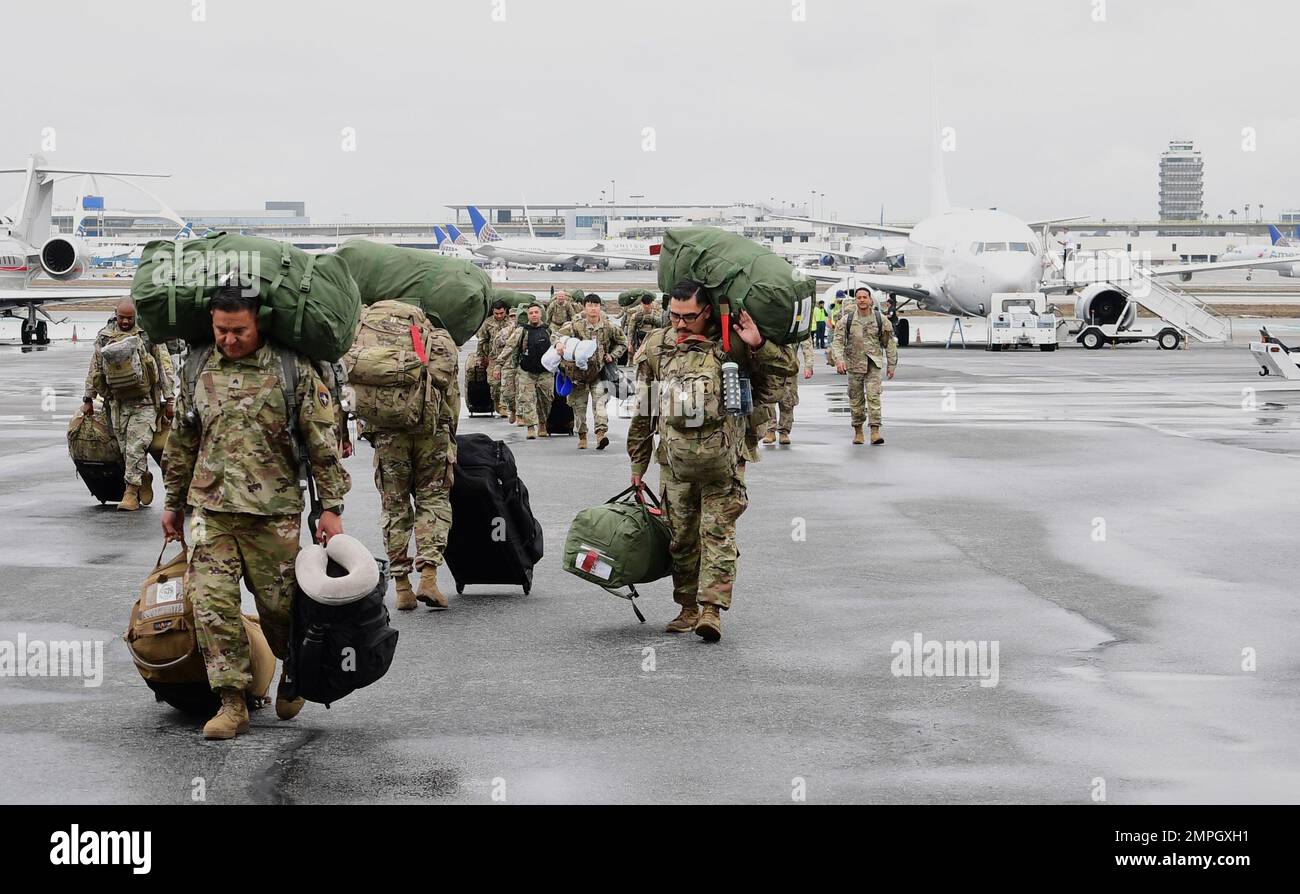 Soldaten des in San Bernadino ansässigen 185. Infanterie-Regiments der kalifornischen Nationalgarde kamen heute, am 15. Oktober 1 2022, nach einem einjährigen Einsatz in Polen am internationalen Flughafen von Los Angeles an. Während ihres Einsatzes war der 1-185. Teil der Battlegroup Poland, einer NATO-Führungsoperation, die die NATO und eine multinationale Militärpräsenz in Nordosteuropa durchsetzt. Ihre spezifische Mission bestand darin, mit anderen Nationen zu trainieren, um ein Bündnis und die Fähigkeit zu demonstrieren, als eine Kraft gegen jede mögliche Aggression zu reagieren. Stockfoto