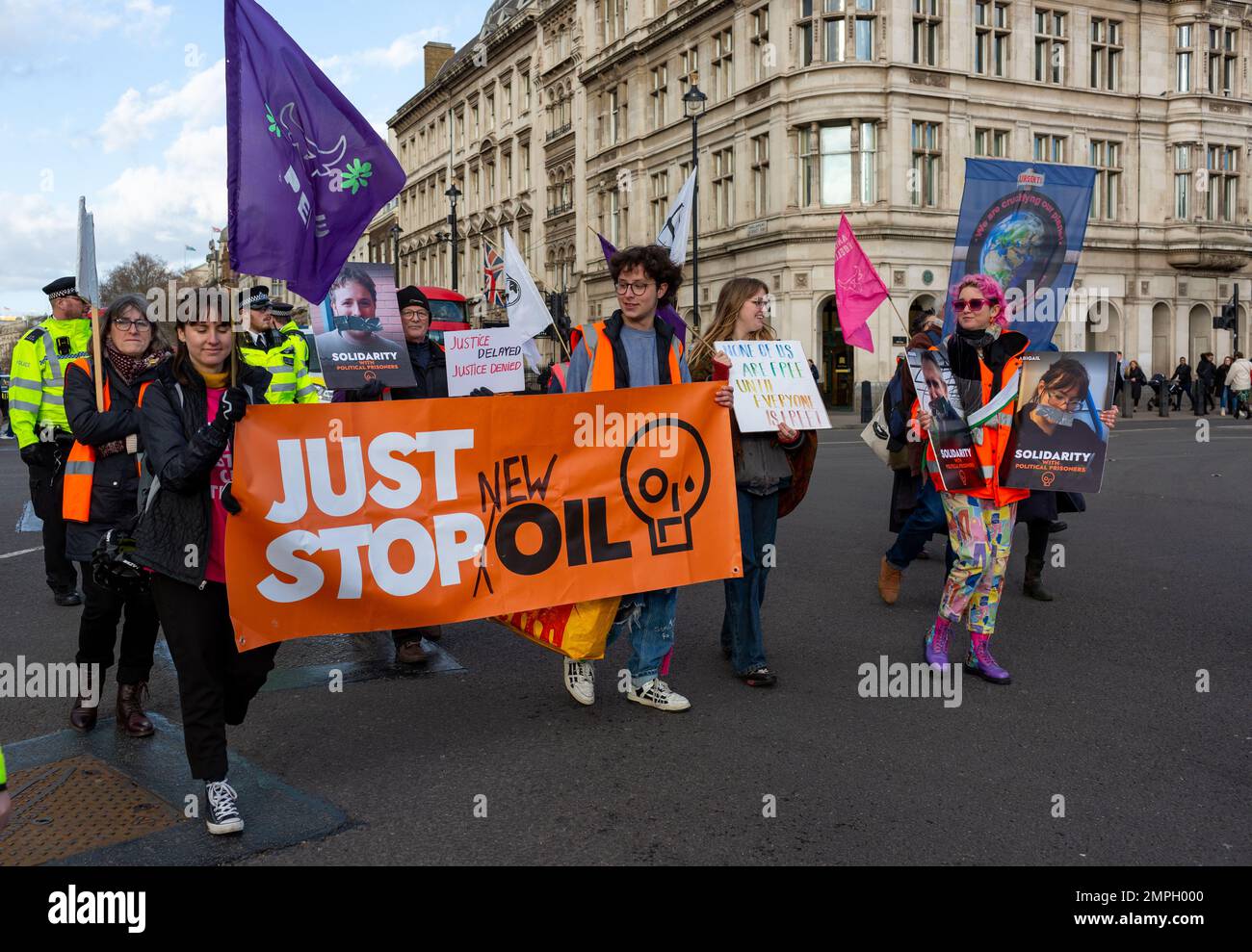 London, Großbritannien, 31. Januar 2023 Just Stop Oil-Aktivisten blockieren den Verkehr in Whitehall und marschieren um den parliament Square herum mit Richard Lincoln/Alamy Live News Stockfoto