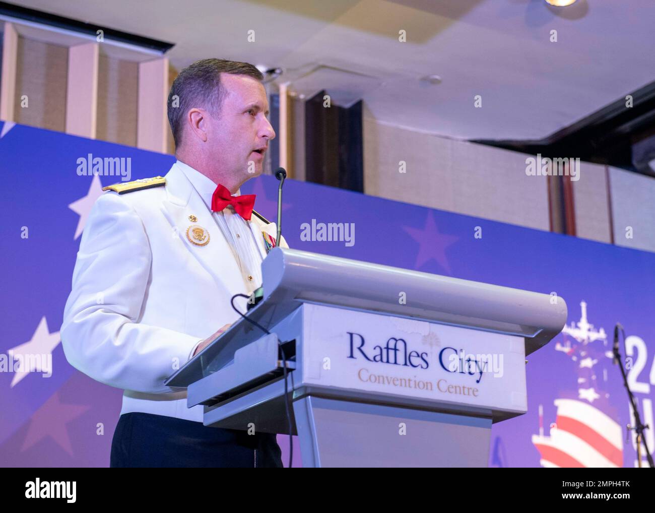 221015-HG389-0055 SINGAPUR (15. Oktober 2022) Rear ADM. Mark Melson, Commander, Logistics Group Western Pacific/Task Force 73 (COMLOG WESTPAC/CTF 73), spricht anlässlich des 247. Geburtstages der Marine am 15. Oktober auf dem Navy Ball in Singapur. COMLOG WESTPAC/CTF 73 sind die USA Die wichtigste Organisation der Marine für mobile Logistik, die das siebte Flottengebiet unterstützt. Das Unternehmen befindet sich in Südostasien. COMLOG WESTPAC beliefert die USA logistisch Die im westlichen Pazifik stationierten Bodeneinheiten und Flugzeugträger der Navy sowie regionale Verbündete und Partner zur Unterstützung einer freien und offenen Stockfoto
