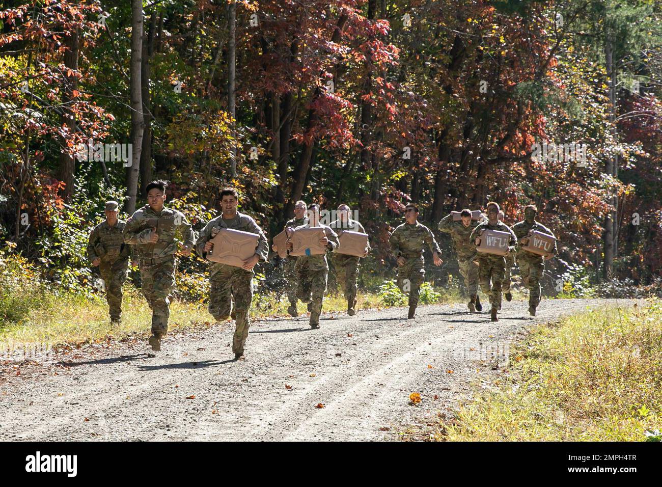 Kadetten der Campbell University, der University of Delaware, der Duke University und der Johns Hopkins University Rennen in Richtung der Waffenmontage/-Demontage bei der ROTC Ranger Challenge der Brigade 4. am 15. Oktober in Fort A.P. Hügel. Am zweiten Wettbewerbstag traten die Teams an zehn verschiedenen Veranstaltungen an, bevor sie ihren Tag mit einem 6-km-Rucksack beendeten. Die beiden besten Teams vertreten 4. Brigade beim Sandhurst Military Skills Competition, der im April 2023 in der West Point Military Academy stattfand. | Foto: Sarah Windmueller, USA Militärkadett-Kommando Öffentliche Angelegenheiten Stockfoto