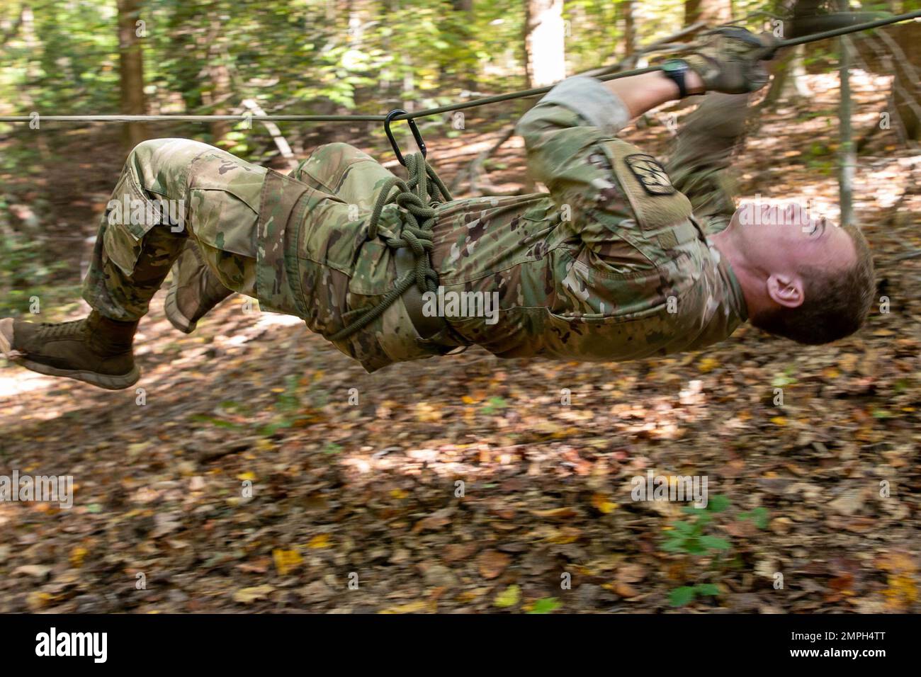 Cadet Ethan Miller, McDaniel College, fliegt während der 4. Brigade's Army ROTC Ranger Challenge am 15. Oktober in Fort A.P. durch die One Rope Bridge Hügel. Am zweiten Wettbewerbstag traten die Teams an zehn verschiedenen Veranstaltungen an, bevor sie ihren Tag mit einem 6-km-Rucksack beendeten. Die beiden besten Teams vertreten 4. Brigade beim Sandhurst Military Skills Competition, der im April 2023 in der West Point Military Academy stattfand. | Foto: Sarah Windmueller, USA Militärkadett-Kommando Öffentliche Angelegenheiten Stockfoto