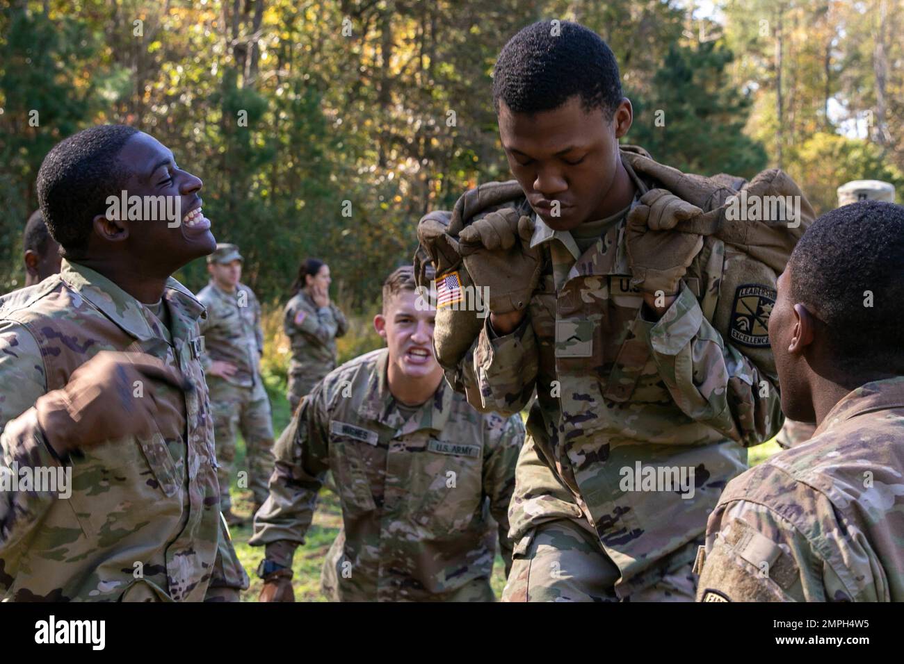 Mit seinem St. Die Teamkollegen der Universität von Augustine jubeln ihn an, Cadet Jeremiah Gaines, schiebt sich durch die letzten Sekunden des Functional Fitness-Events bei der 4. Brigade's Army ROTC Ranger Challenge am 15. Oktober in Fort A.P. Hügel. In diesem zeitlich begrenzten Staffelrennen hatte jedes Teammitglied eine Reihe von drei anstrengenden Übungen absolviert. Bei der letzten Übung machten Cadets viele 35-Pfund Schulterboxen, so gut sie konnten in einer Minute. Am zweiten Wettbewerbstag traten die Teams an zehn verschiedenen Veranstaltungen an, bevor sie ihren Tag mit einem 6-km-Rucksack beendeten. Die beiden besten Teams vertreten die 4. Brigade im San Stockfoto