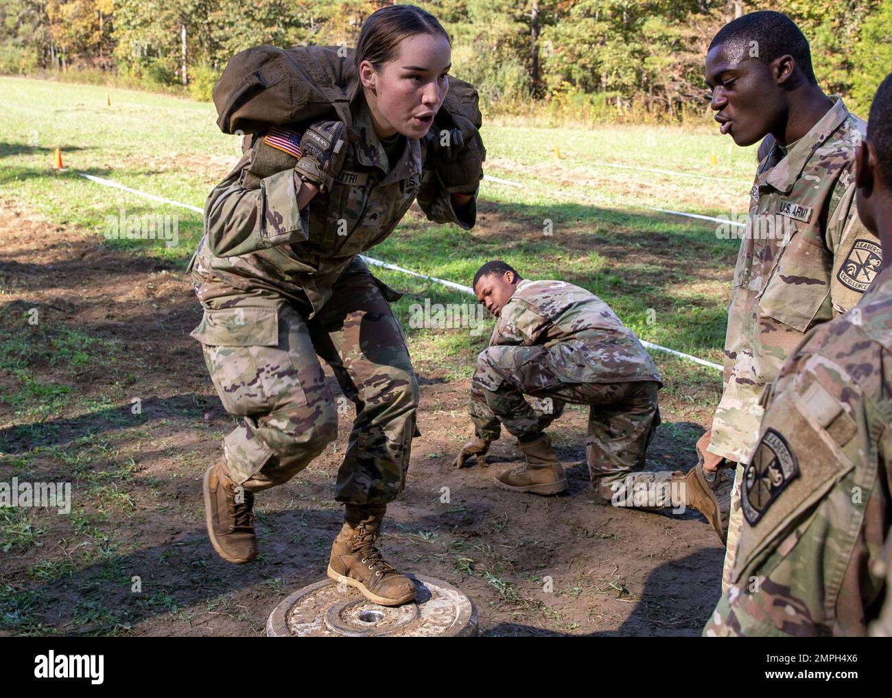 Mit ihrem St. Die Teamkollegen der Universität Augustine jubeln sie an, Cadet Samantha Autry pusht sich durch die letzten Sekunden des Functional Fitness Events bei der 4. Brigade's Army ROTC Ranger Challenge am 15. Oktober in Fort A.P. Hügel. In diesem zeitlich begrenzten Staffelrennen hatte jedes Teammitglied eine Reihe von drei anstrengenden Übungen absolviert. Bei der letzten Übung machten Cadets viele 35-Pfund Schulterboxen, so gut sie konnten in einer Minute. Am zweiten Wettbewerbstag traten die Teams an zehn verschiedenen Veranstaltungen an, bevor sie ihren Tag mit einem 6-km-Rucksack beendeten. Die zwei besten Teams repräsentieren dann die 4. Brigade in the Sand Stockfoto