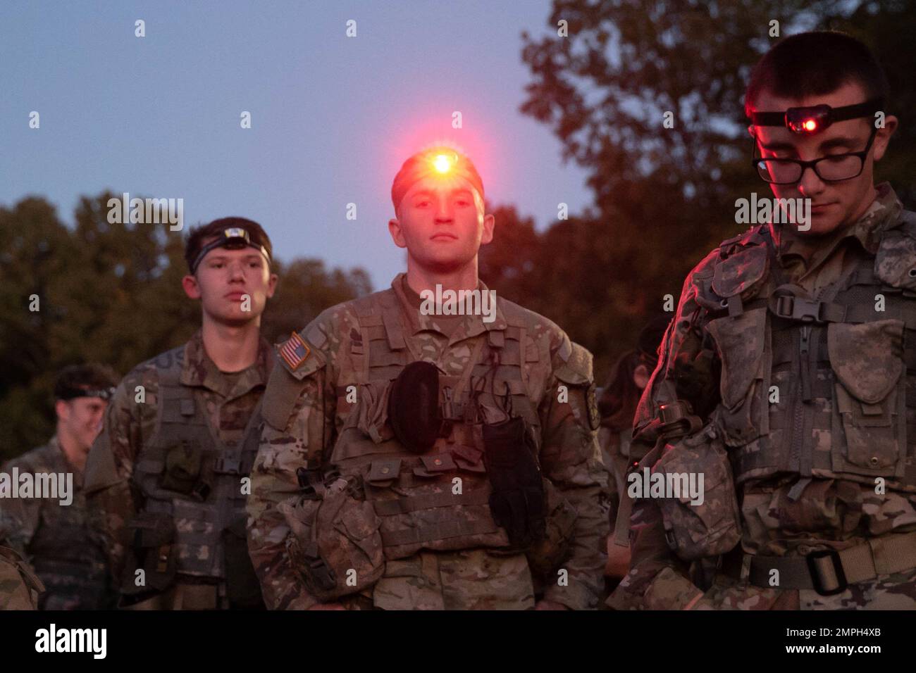 Nach den zehn Runden-Robin-Veranstaltungen bei der ROTC Ranger Challenge der Brigade 4. beendeten die Cadet-Teams ihren Tag am 15. Oktober in Fort A.P. mit einem 6-Meilen-Rig-marsch Hügel. Die beiden besten Teams der Brigade's Ranger Challenge 4. nehmen im April 2023 am Sandhurst Military Skills Competition Teil, der in der West Point Military Academy stattfindet. | Foto: Sarah Windmueller, USA Militärkadett-Kommando Öffentliche Angelegenheiten Stockfoto