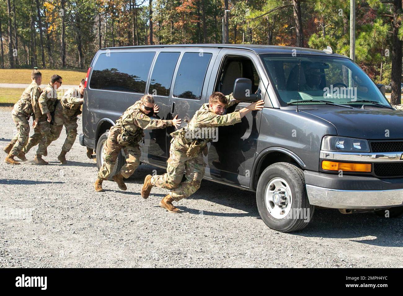 Kadetten von der Clemson University Rennen um ihr Fahrzeug zum Checkpoint während der Vehicle Push Veranstaltung bei der 4. Brigade's Army ROTC Ranger Challenge am 15. Oktober in Fort A.P. Hügel. Während dieser Veranstaltung mussten die Cadet-Teams schnell Ausrüstung in ein Fahrzeug laden, das Fahrzeug auf einer 100 Meter langen Fahrspur hinunterschieben und dann die Ausrüstung entladen, bevor es zurück zum Ausgangspunkt gerast wurde. Am zweiten Wettbewerbstag traten die Teams an zehn verschiedenen Veranstaltungen an, bevor sie ihren Tag mit einem 6-km-Rucksack beendeten. Die beiden besten Teams vertreten die 4. Brigade beim Sandhurst Military Skills Competition in W Stockfoto