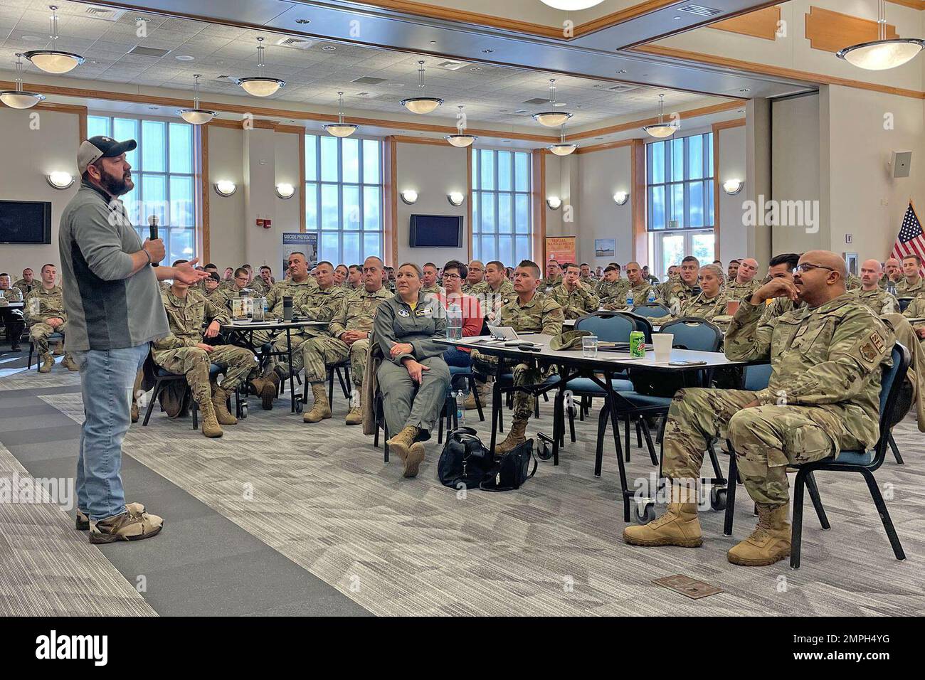 Eric Giguere, Gastredner im Bereich Maintenance Resource Management, hält die Grundsatzrede während des 127. Air Tanken Group Safety and Resilience Stand-Down Day am Samstag, den 15. Oktober 2022, auf der Selfridge Air National Guard Base, Michigan. Gigueres einzigartige Präsentation „die begrabene Wahrheit“ erzählte die Geschichte, wie ein Grabengraben nach einem routinemäßigen Ausfall der Sicherheitsvorkehrungen ihn fast das Leben kostete und seine Familie für immer veränderte. Stockfoto