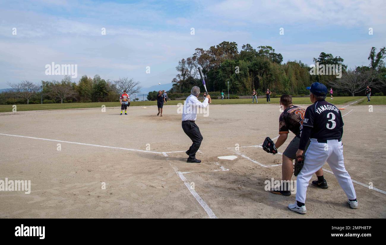 Captain David Adams, Commander, Fleet Activities Sasebo (CFAS), wirft den ersten Wurf an den Bürgermeister von Saikai City Yasuhiko Sugizawa während des Saikai Frendship Game im Yokoseura Park in Saikai City, Japan, am 16. Oktober 2022. Das Softballturnier wurde abgehalten, um die Beziehung von CFAS und Naval Beach Unit 7 zur Stadt Saikai zu feiern und die Kameradschaft zwischen Seeleuten und einheimischen Bürgern zu fördern. Stockfoto