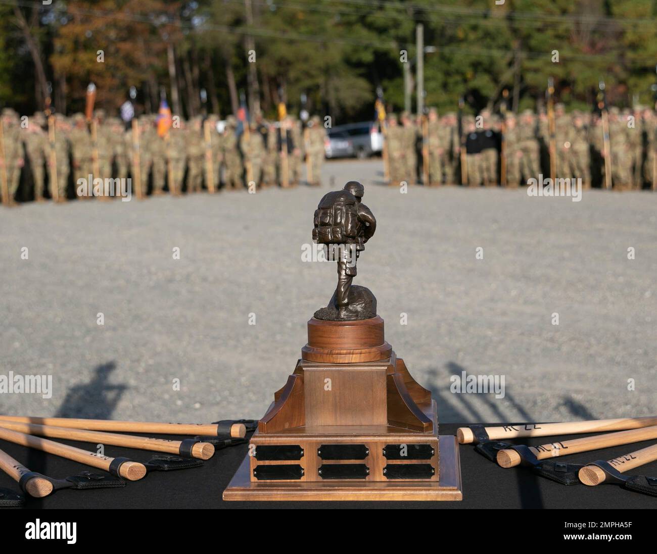 4. Brigade Army ROTC Ranger Challenge Teams trafen sich am Morgen des 16. Oktober in Fort A.P. Hill, um Auszeichnungen zu vergeben und die beiden besten Teams zu benennen, die sich zum Sandhurst Military Skills Competition begeben, der im April 2023 in der West Point Military Academy stattfindet. | Foto: Sarah Windmueller, USA Militärkadett-Kommando Öffentliche Angelegenheiten Stockfoto