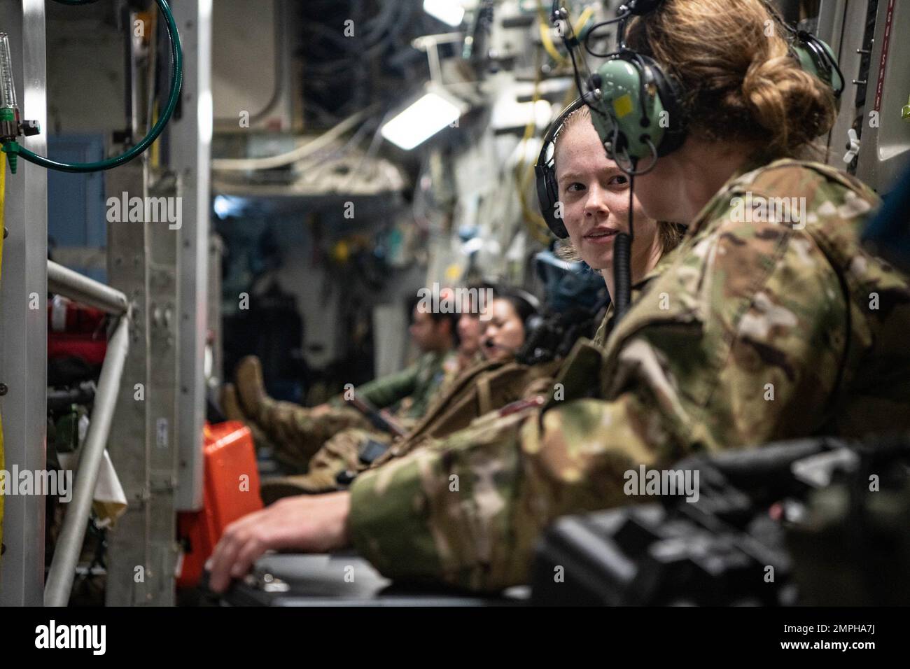 USA Air Force Senior Airman Nicole Small, 137. Aeromedical Evacuation Squadron (AES) Charge Medical Technician, spricht mit den USA Air Force Capt. Angie Clowdus, 137. AES Medical Crew Director, während eines Trainingsflugs auf einem 514. Air Mobility Wing (AMW) C-17 Globemaster III, 17. September 2022, Oklahoma City. Die 137. AES Airmen arbeitete zusammen mit den aktiven Helfern des 375. AMW und Air Force Reserve Airmen mit dem 514. AMW, um Flugzertifizierungen im Rahmen der Total-Force-Schulung zu erhalten. Stockfoto