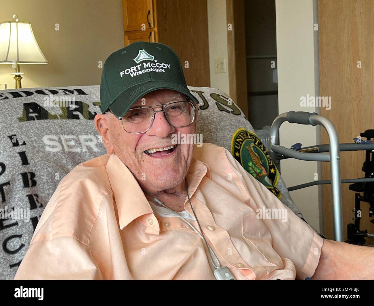 Der pensionierte Oberstleutnant Harry Baker, ein Veteran aus dem Zweiten Weltkrieg, wird am 17. Oktober 2022 während eines besonderen Besuchs mit ihm von einem Mitarbeiter von Fort McCoy in Pewaukee, Wisconsin, fotografiert. Baker feierte seinen 102. Geburtstag Anfang Oktober, und Mitarbeiter von Fort McCoy haben ein spezielles Video für ihn erstellt, um seinen Geburtstag zu feiern. Baker kämpfte im Zweiten Weltkrieg in der Ardennenschlacht und trainierte 1944 mit der 76. Division in Camp McCoy. (Foto: Kaleen Holliday/Fort McCoy Public Affairs Office) Stockfoto