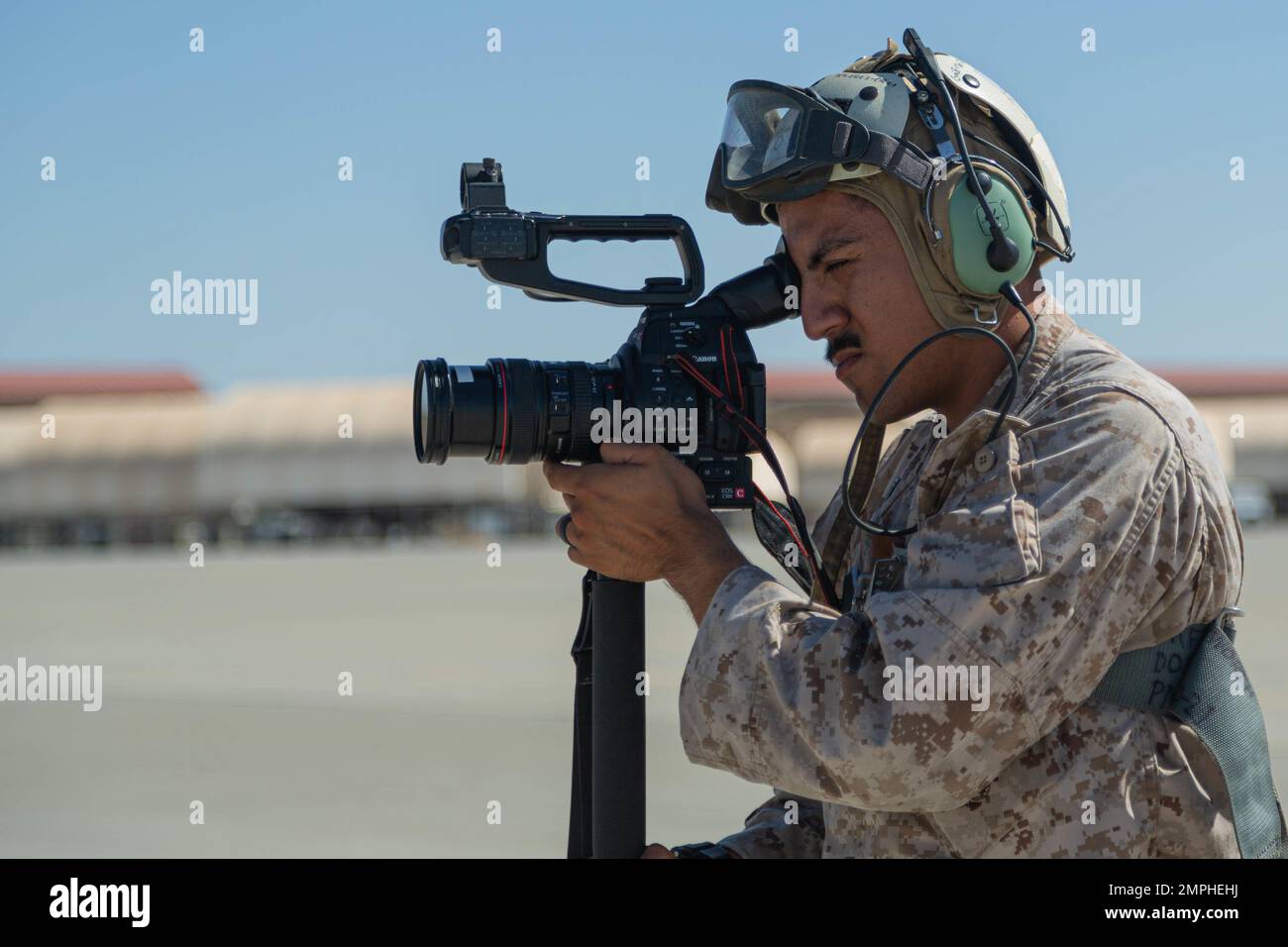 USA Celestino HernandezSilvar aus Merced, Kalifornien, Kampfvideograf mit Kommunikationsstrategie und -Operationen, Marineflugwaffen und -Taktik Geschwader Eins (MAWTS-1), dokumentiert die USA Marines, die einen Pre-Flight Check für eine gemeinsame Luft-Boden-Raketentests durchführen, als Teil des Waffen- und Taktik-Lehrers (WTI) Kurs 1-23 in der Marine Corps Air Station Yuma, Arizona, 19. Oktober 2022. WTI ist eine siebenwöchige Schulungsveranstaltung, die von MAWTS-1 veranstaltet wird und standardisierte taktische Schulungen und Zertifizierungen von Ausbildern für Einheiten zur Unterstützung der Marine Aviation tra bietet Stockfoto