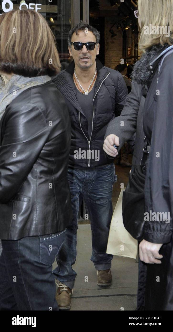 EXKLUSIV!! „The Boss“ Bruce Springsteen verlässt sein Luxushotel und geht in einer lokalen Boutique einkaufen. Springsteen war unterwegs in verspielter Stimmung, sprach und fotografierte mit Fans und nahm sich sogar Zeit, einen Männerarm zu signieren, bevor es zurück zum Hotel ging. Er ist in der Stadt, um für sein neues Album "Promise" zu werben, bevor er nach Rom geht. London, Großbritannien. 10/29/10. Stockfoto