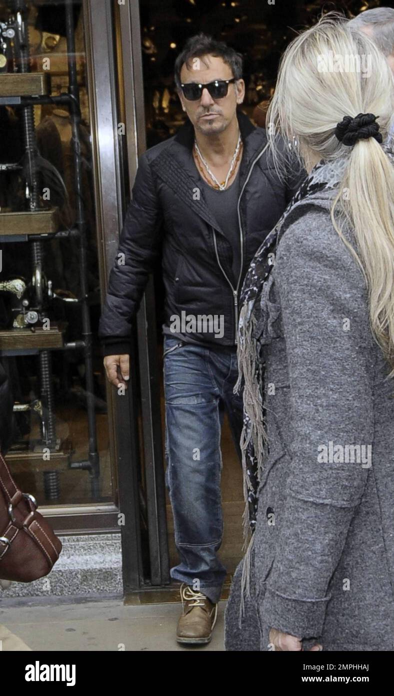 EXKLUSIV!! „The Boss“ Bruce Springsteen verlässt sein Luxushotel und geht in einer lokalen Boutique einkaufen. Springsteen war unterwegs in verspielter Stimmung, sprach und fotografierte mit Fans und nahm sich sogar Zeit, einen Männerarm zu signieren, bevor es zurück zum Hotel ging. Er ist in der Stadt, um für sein neues Album "Promise" zu werben, bevor er nach Rom geht. London, Großbritannien. 10/29/10. Stockfoto