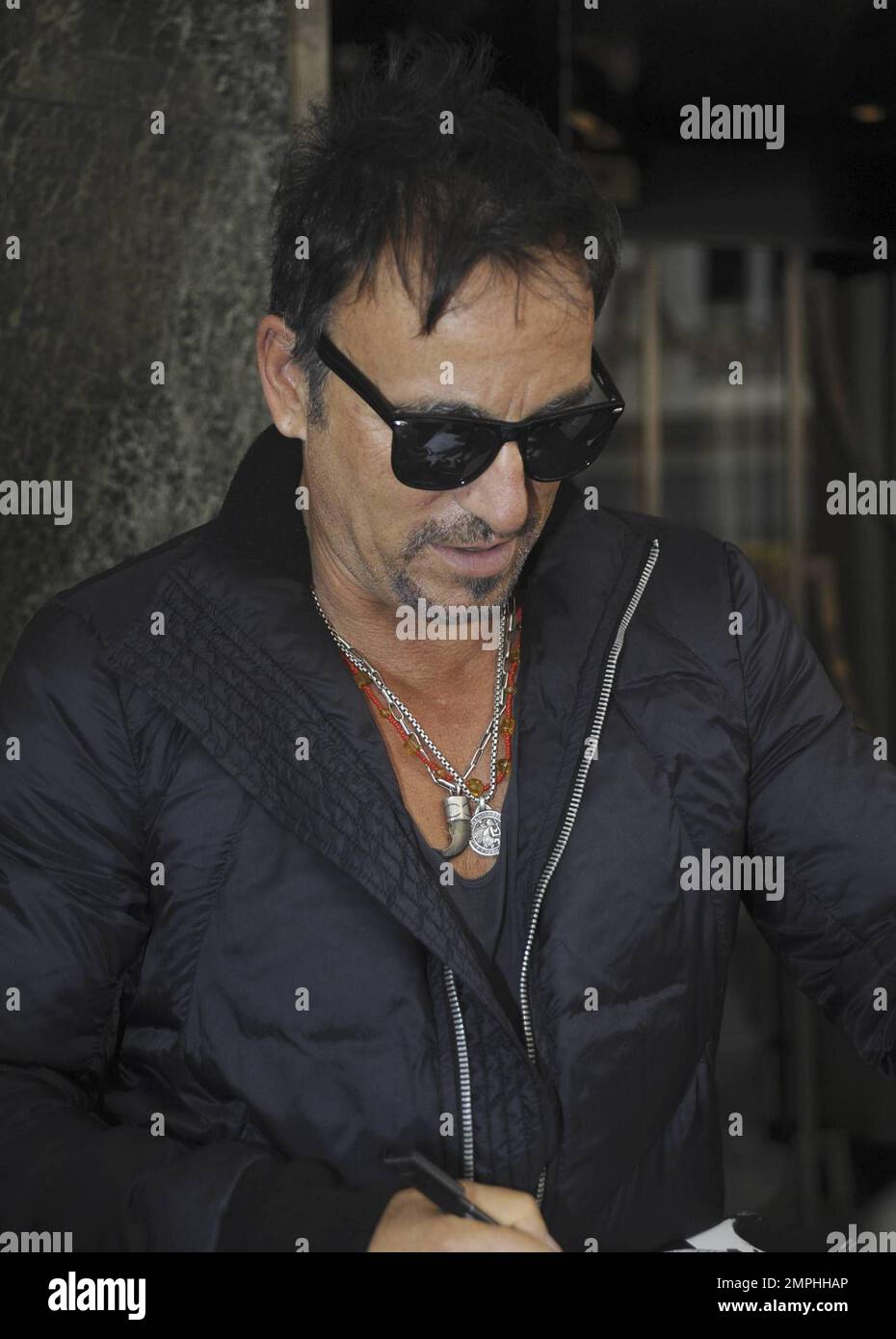 EXKLUSIV!! „The Boss“ Bruce Springsteen verlässt sein Luxushotel und geht in einer lokalen Boutique einkaufen. Springsteen war unterwegs in verspielter Stimmung, sprach und fotografierte mit Fans und nahm sich sogar Zeit, einen Männerarm zu signieren, bevor es zurück zum Hotel ging. Er ist in der Stadt, um für sein neues Album "Promise" zu werben, bevor er nach Rom geht. London, Großbritannien. 10/29/10. Stockfoto