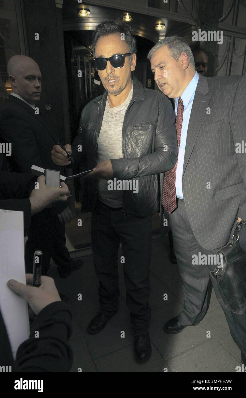 EXKLUSIV!! „The Boss“ Bruce Springsteen verlässt sein Luxushotel und geht in einer lokalen Boutique einkaufen. Springsteen war unterwegs in verspielter Stimmung, sprach und fotografierte mit Fans und nahm sich sogar Zeit, einen Männerarm zu signieren, bevor es zurück zum Hotel ging. Er ist in der Stadt, um für sein neues Album "Promise" zu werben, bevor er nach Rom geht. London, Großbritannien. 10/29/10. Stockfoto