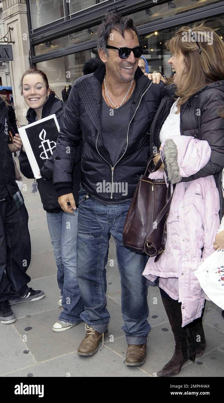 EXKLUSIV!! „The Boss“ Bruce Springsteen verlässt sein Luxushotel und geht in einer lokalen Boutique einkaufen. Springsteen war unterwegs in verspielter Stimmung, sprach und fotografierte mit Fans und nahm sich sogar Zeit, einen Männerarm zu signieren, bevor es zurück zum Hotel ging. Er ist in der Stadt, um für sein neues Album "Promise" zu werben, bevor er nach Rom geht. London, Großbritannien. 10/29/10. Stockfoto
