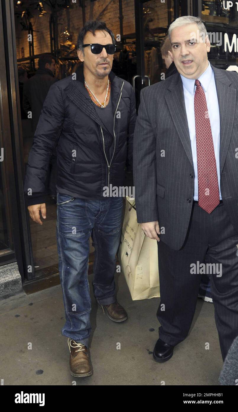 EXKLUSIV!! „The Boss“ Bruce Springsteen verlässt sein Luxushotel und geht in einer lokalen Boutique einkaufen. Springsteen war unterwegs in verspielter Stimmung, sprach und fotografierte mit Fans und nahm sich sogar Zeit, einen Männerarm zu signieren, bevor es zurück zum Hotel ging. Er ist in der Stadt, um für sein neues Album "Promise" zu werben, bevor er nach Rom geht. London, Großbritannien. 10/29/10. Stockfoto