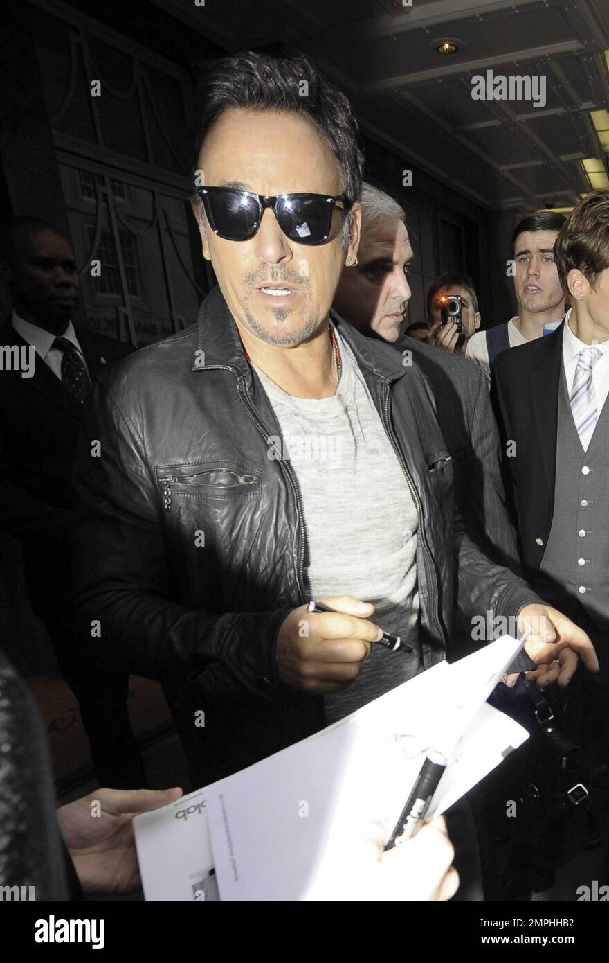 EXKLUSIV!! „The Boss“ Bruce Springsteen verlässt sein Luxushotel und geht in einer lokalen Boutique einkaufen. Springsteen war unterwegs in verspielter Stimmung, sprach und fotografierte mit Fans und nahm sich sogar Zeit, einen Männerarm zu signieren, bevor es zurück zum Hotel ging. Er ist in der Stadt, um für sein neues Album "Promise" zu werben, bevor er nach Rom geht. London, Großbritannien. 10/29/10. Stockfoto