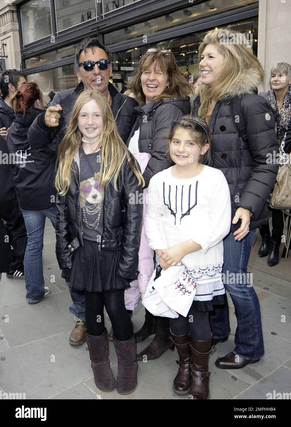 EXKLUSIV!! „The Boss“ Bruce Springsteen verlässt sein Luxushotel und geht in einer lokalen Boutique einkaufen. Springsteen war unterwegs in verspielter Stimmung, sprach und fotografierte mit Fans und nahm sich sogar Zeit, einen Männerarm zu signieren, bevor es zurück zum Hotel ging. Er ist in der Stadt, um für sein neues Album "Promise" zu werben, bevor er nach Rom geht. London, Großbritannien. 10/29/10. Stockfoto