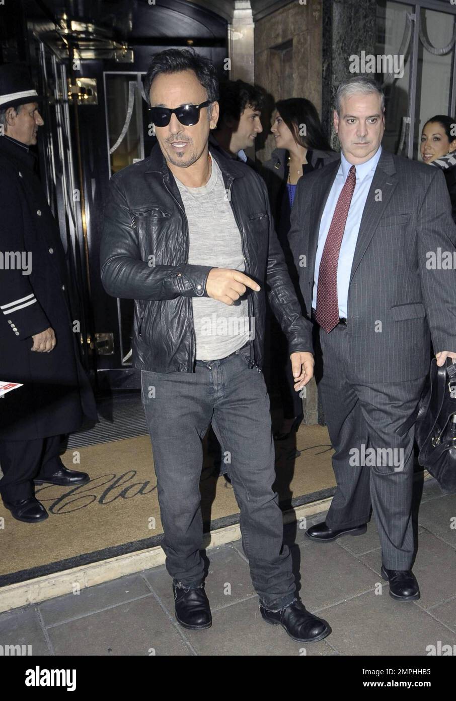 EXKLUSIV!! „The Boss“ Bruce Springsteen verlässt sein Luxushotel und geht in einer lokalen Boutique einkaufen. Springsteen war unterwegs in verspielter Stimmung, sprach und fotografierte mit Fans und nahm sich sogar Zeit, einen Männerarm zu signieren, bevor es zurück zum Hotel ging. Er ist in der Stadt, um für sein neues Album "Promise" zu werben, bevor er nach Rom geht. London, Großbritannien. 10/29/10. Stockfoto