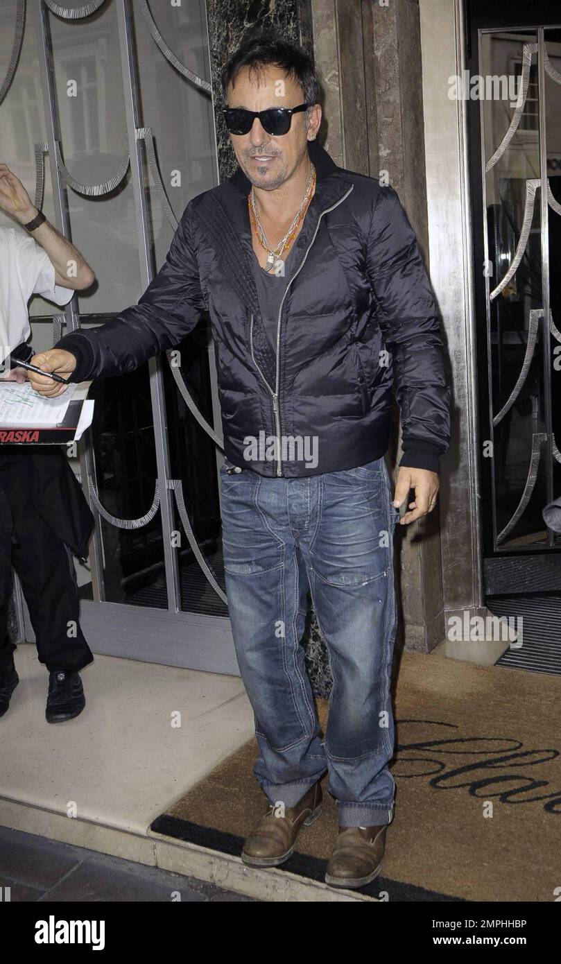 EXKLUSIV!! „The Boss“ Bruce Springsteen verlässt sein Luxushotel und geht in einer lokalen Boutique einkaufen. Springsteen war unterwegs in verspielter Stimmung, sprach und fotografierte mit Fans und nahm sich sogar Zeit, einen Männerarm zu signieren, bevor es zurück zum Hotel ging. Er ist in der Stadt, um für sein neues Album "Promise" zu werben, bevor er nach Rom geht. London, Großbritannien. 10/29/10. Stockfoto