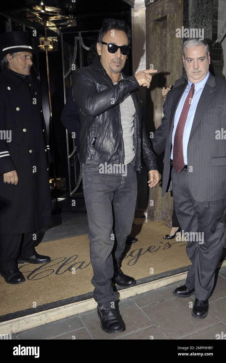 EXKLUSIV!! „The Boss“ Bruce Springsteen verlässt sein Luxushotel und geht in einer lokalen Boutique einkaufen. Springsteen war unterwegs in verspielter Stimmung, sprach und fotografierte mit Fans und nahm sich sogar Zeit, einen Männerarm zu signieren, bevor es zurück zum Hotel ging. Er ist in der Stadt, um für sein neues Album "Promise" zu werben, bevor er nach Rom geht. London, Großbritannien. 10/29/10. Stockfoto