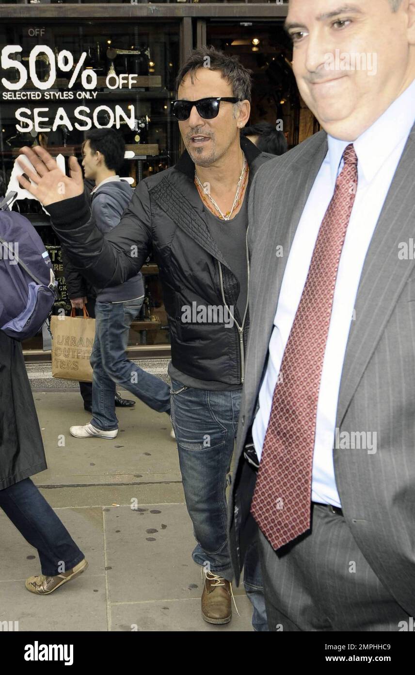 EXKLUSIV!! „The Boss“ Bruce Springsteen verlässt sein Luxushotel und geht in einer lokalen Boutique einkaufen. Springsteen war unterwegs in verspielter Stimmung, sprach und fotografierte mit Fans und nahm sich sogar Zeit, einen Männerarm zu signieren, bevor es zurück zum Hotel ging. Er ist in der Stadt, um für sein neues Album "Promise" zu werben, bevor er nach Rom geht. London, Großbritannien. 10/29/10. Stockfoto
