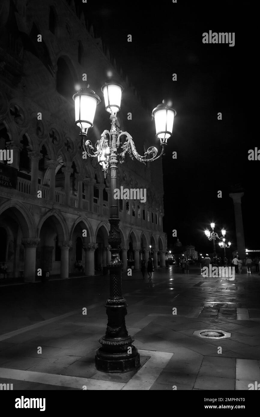 Kunstvolle Straßenbeleuchtung im Zentrum von Venedig Stockfoto