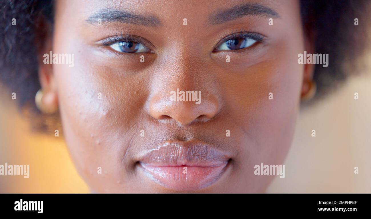 Selbstbewusste und stolze schwarze Frau, die lächelt, Stärke und würde zeigt. Nahaufnahme von Gesicht und Kopf einer hübschen jungen afroamerikanischen Frau Stockfoto