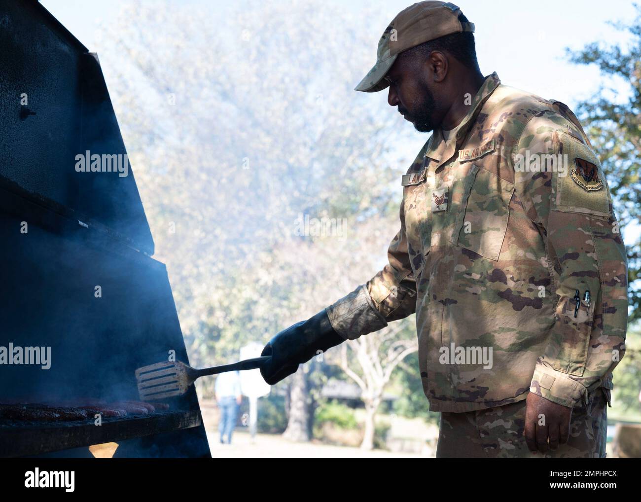 USA Air Force Tech. Sgt. Cedric Lawton, 20. Civil Engineer Squadron, nicht kommissionierter Offizier für Außenelektrik, betreibt den Grill während des AbilityOne Picknickens am Memorial Lake auf der Shaw Air Force Base, S.C., am 21. Oktober 2022. Das AbilityOne-Programm unterstützt die Bodenwartung des 20. Kampfflügels, die Lebensmittelversorgung, die Sorgerechtsdienste und andere Stellen, die für den Erfolg der Mission von entscheidender Bedeutung sind. Stockfoto