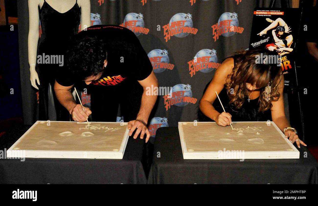 - Karina Smirnoff & Maksim Chmerkovskiy von ABC's Dancing with the Stars bewerben ihre Hauptrollen in der neuen Broadway-Tanzsensation "Burn the Floor" mit einer Fußabdruck-Zeremonie im Planet Hollywood, Times Square in New York City, NY. 8/6/09. F Stockfoto