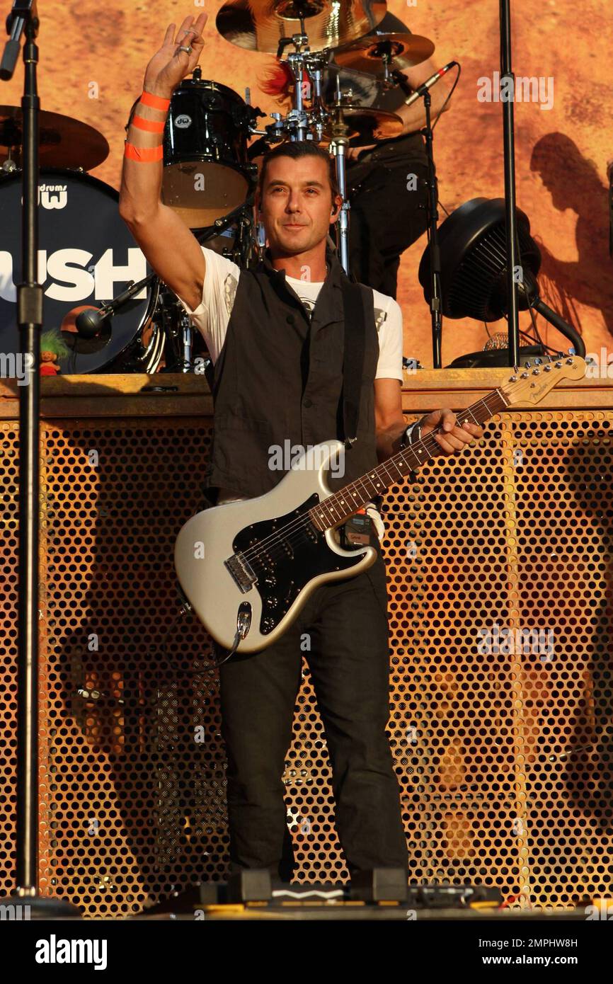 Gavin Rossdale von der Rockband Bush tritt live auf der Hauptbühne auf dem epizentalen Twenty Ten Musikfestival auf dem Auto Club Speedway auf. Frontman Rossdale wurde von Tausenden Fans beobachtet, darunter seine Frau, Popsänger Gwen Stefani und ihre Söhne Kingston und Zuma. Los Angeles, Kalifornien. 09/25/10. Stockfoto