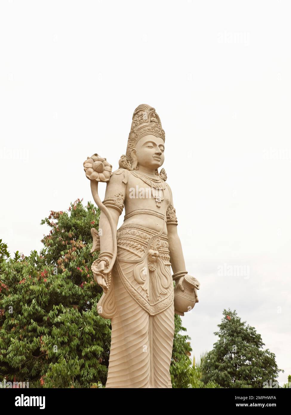 Eine 18 Meter hohe Statue von Bodhisattva Avalokitesvara am Kelaniya-Tempel in Kelaniya, Sri Lanka. Der Kelaniya Raja Maha Vihara oder Kelaniya Tempel ist ein B Stockfoto
