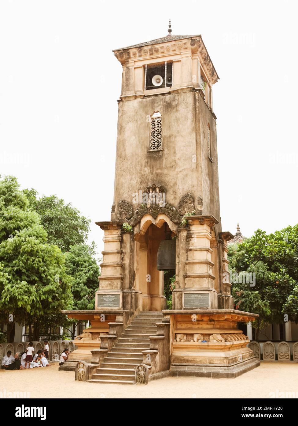 Ein Glockenturm im Kelaniya-Tempel. Der Kelaniya Raja Maha Vihara ist ein buddhistischer Tempel in Kelaniya, Sri Lanka. Stockfoto