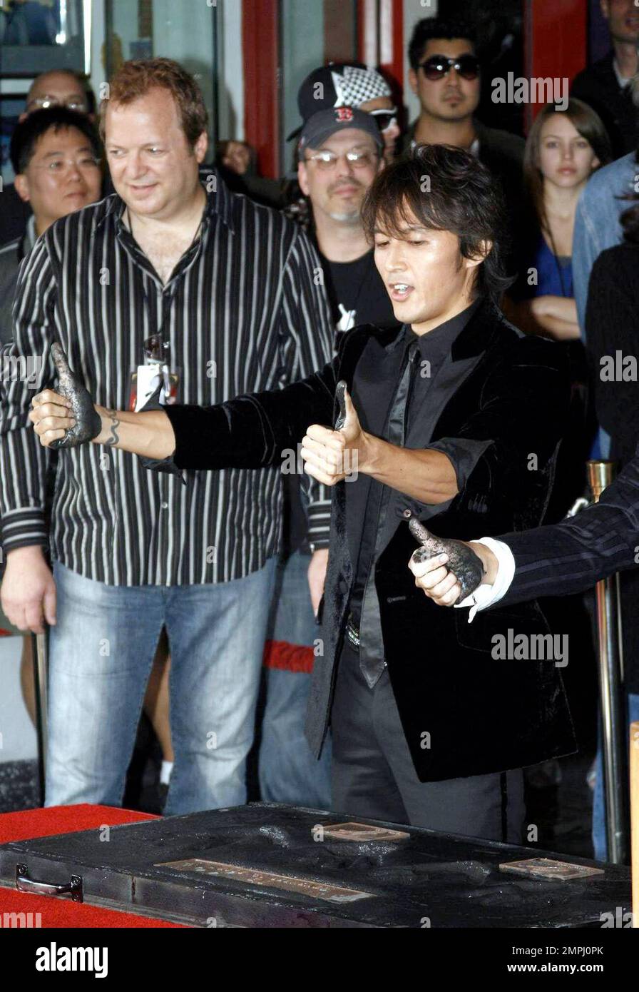 B'z, eine der erfolgreichsten und einflussreichsten Rockbands Japans, stand heute im Guitar Center in Hollywood zur Verfügung, um ihre Handprints zum Hollywood Rock Walk hinzufügen zu lassen. Sie sind die ersten Künstler aus Japan und ganz Asien, die in den Hollywood Rock Walk aufgenommen wurden. Die Band besteht aus Gitarrist Tak Matsumoto und Sänger Koshi Inaba. Seit 2007 hat das Duo allein in Japan über 75 Millionen Alben verkauft. Die Zeremonie wurde von dem renommierten Rock-DJ Jim Ladd durchgeführt. Ebenfalls zu Ehren des B'z waren der Gitarrenimpressario Steve Vai und Guns N' Roses Produzent Mike Clink. Hollywood, Kalifornien. 11/19/07 Stockfoto