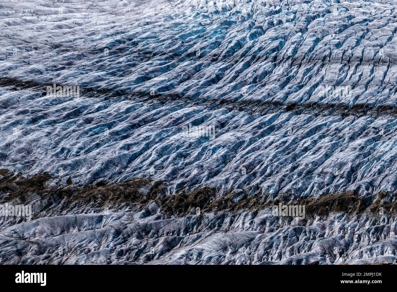 Luftaufnahme auf die eisige Oberfläche des Aletsch-Gletschers. Stockfoto