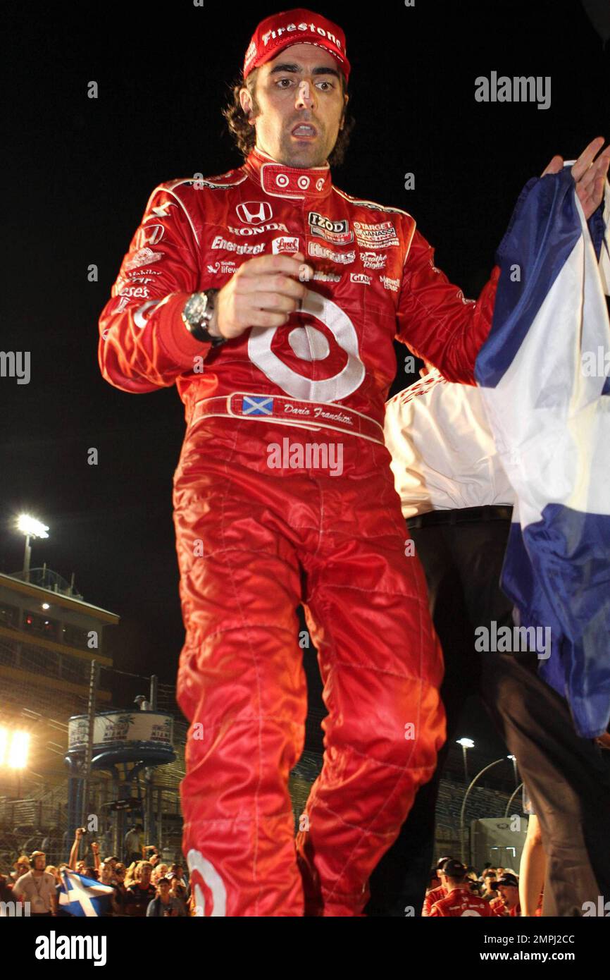 Indy Racing League-Fahrer Dario Franchitti und Teamkollegen feiern seine IndyCar Series Championship nach dem Cafe do Brasil Indy 300 auf dem Homestead - Miami Speedway. Homestead, Florida. 10/02/10. Stockfoto