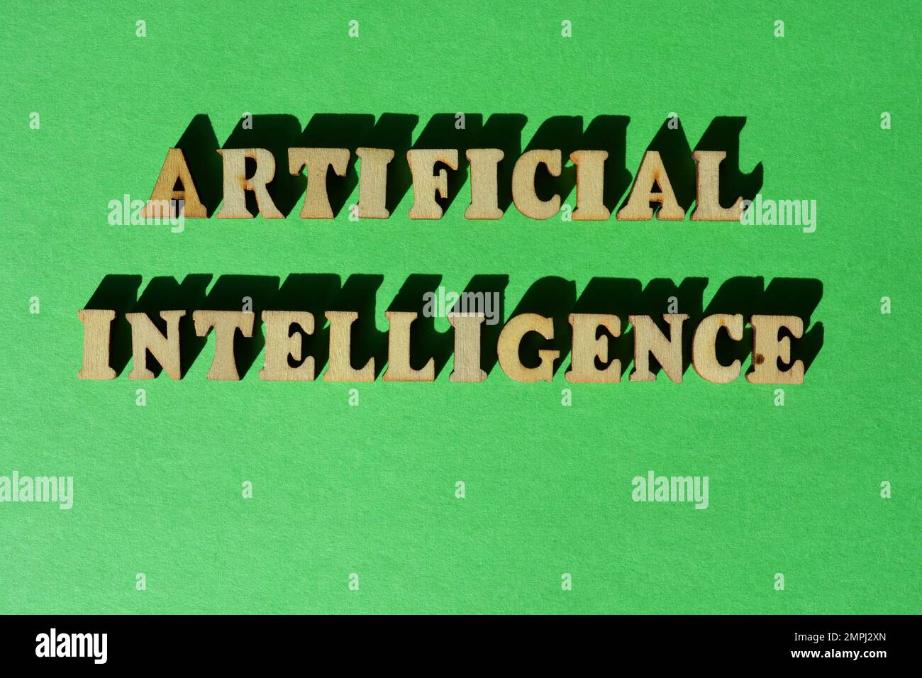 Künstliche Intelligenz, Wörter in hölzernen Buchstaben isoliert auf hellgrünem Hintergrund Stockfoto