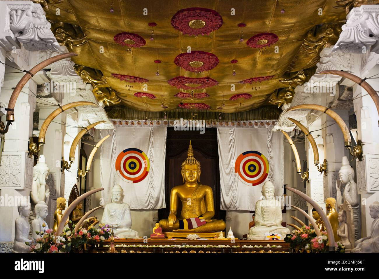 Eine Buddha-Figur aus dem Inneren des Zahntempels in Kandy. Der Sri Dalada Maligawa, oder Tempel der ZahnReliquie. Stockfoto