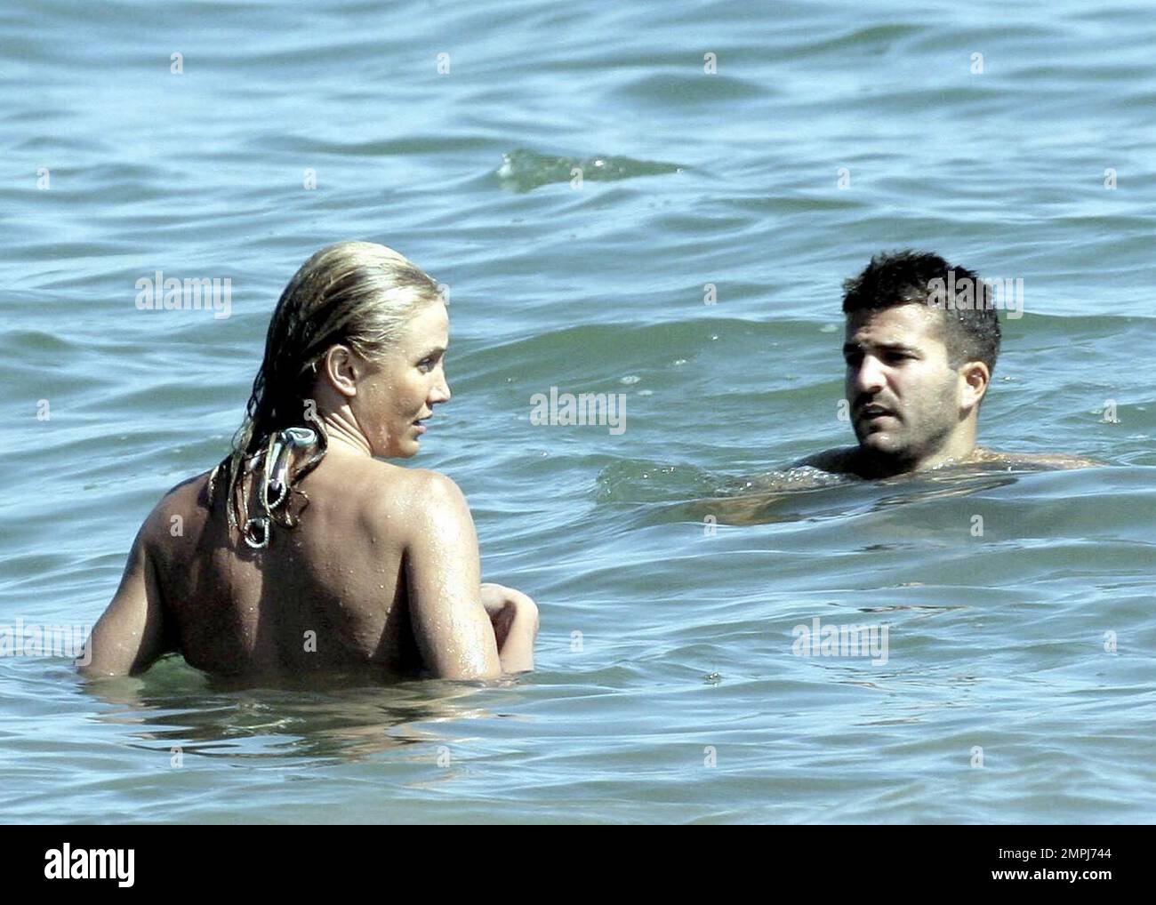 Cameron Diaz macht Wellen mit David Katzenberg Bodysurfen in Malibu, Kalifornien, 7/14/07. Alle Rechte in den USA, Großbritannien und Australien. Stockfoto