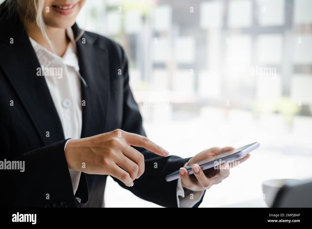 Eine Geschäftsfrau vervollständigt KYC mithilfe eines Online-Banking-Programms, um ein digitales Sparkonto zu eröffnen. Die Definition von Cyber-Sicherheit. Stockfoto