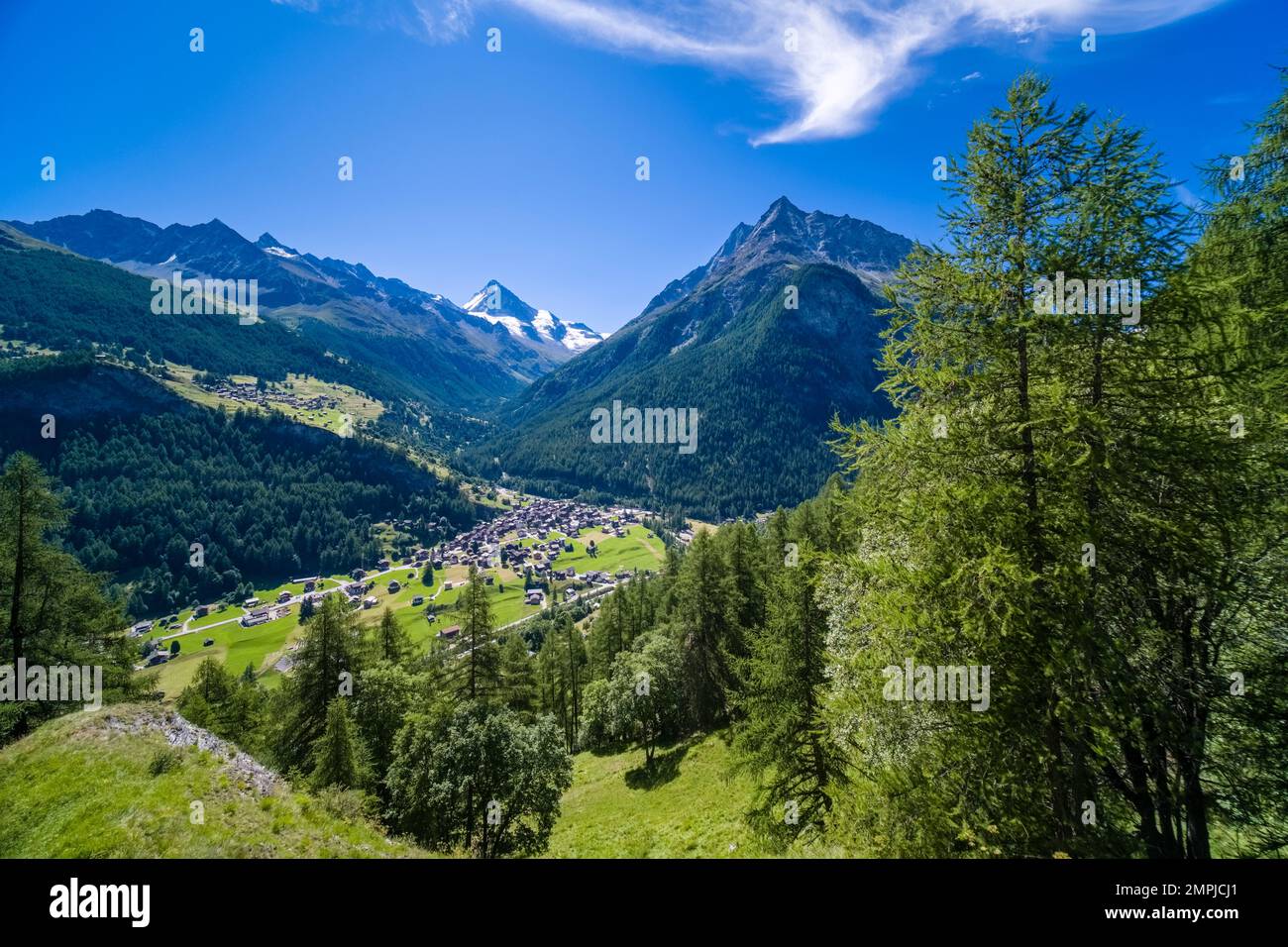 Aus der Vogelperspektive sehen Sie das Dorf Les Haudères im Tal Val d'Hérens, den Gipfel des Berges Dent Blance in der Ferne. Stockfoto