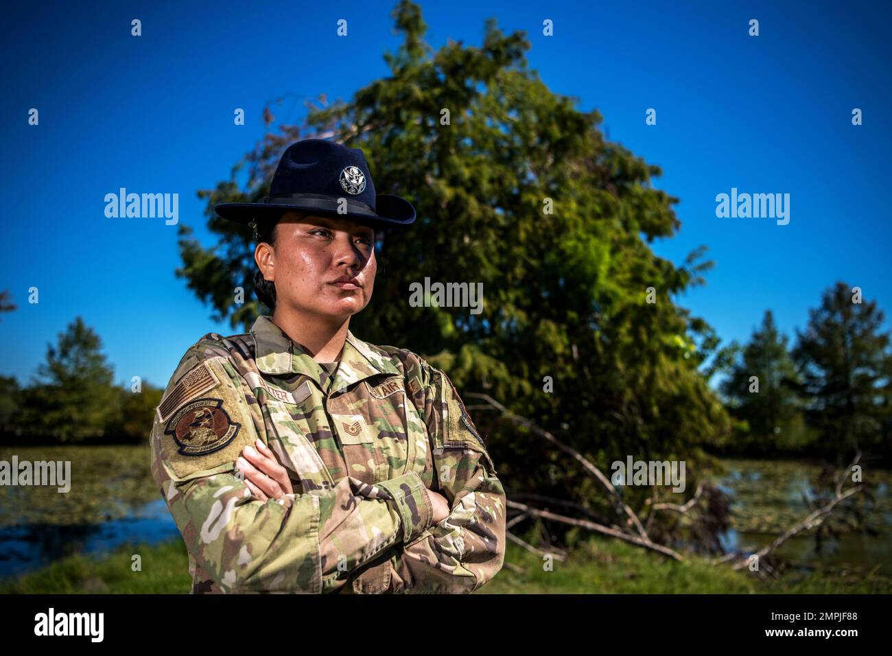 USA Air Force Tech. Sgt. Anika Dexter, 326. Training Squadron, posiert für ein Foto zur Unterstützung des Native American Indian Heritage Month (NAIHM) am 26. Oktober 2022 auf der Joint Base San Antonio-Randolph, Texas. November ist NAIHM. Das Verteidigungsministerium (DOD) erkennt gemeinsam mit der Nation die reichen und vielfältigen Kulturen, Traditionen und Geschichten der amerikanischen Indianer und der Einwohner Alaskas an. Laut dem Bureau of Indian Affairs gibt es 574 staatlich anerkannte Stämme. Diesen Monat feiern wir die Ureinwohner der USA und Alaskas, die mit großer Ehre, Hingabe und Auszeichnung gedient haben. Das haben sie Stockfoto