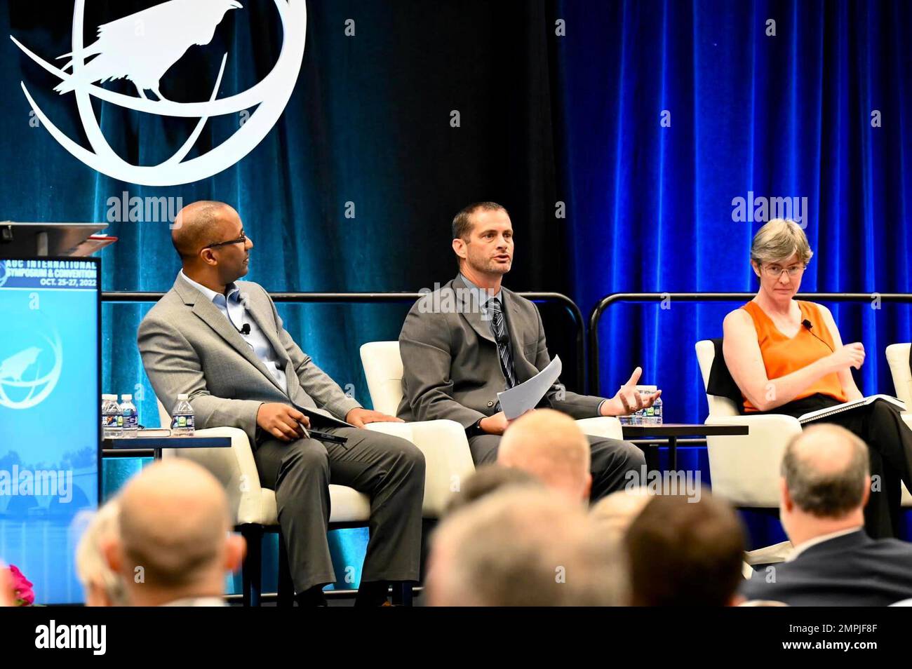 USA Air Force pensioniert Oberst William Young, Left, Dylan Duplechain, 350. Spectrum Warfare Group Chefingenieur, Center, Und Dr. Karen Haigh, Beraterin für kognitive elektronische Kriegsführung und eingebettete künstliche Intelligenz und maschinelles Lernen, richtig, beantwortete Publikumsfragen während einer Podiumsdiskussion zu kognitiven EW auf dem 59. AOC International Symposium and Convention in Washington D.C. am 26. Oktober 2022. Das Gremium brachte Vordenker aus Betrieb, Industrie und Wissenschaft zusammen, um wichtige Aspekte der praktischen operativen Fragen zu untersuchen, die angegangen werden müssen. Stockfoto