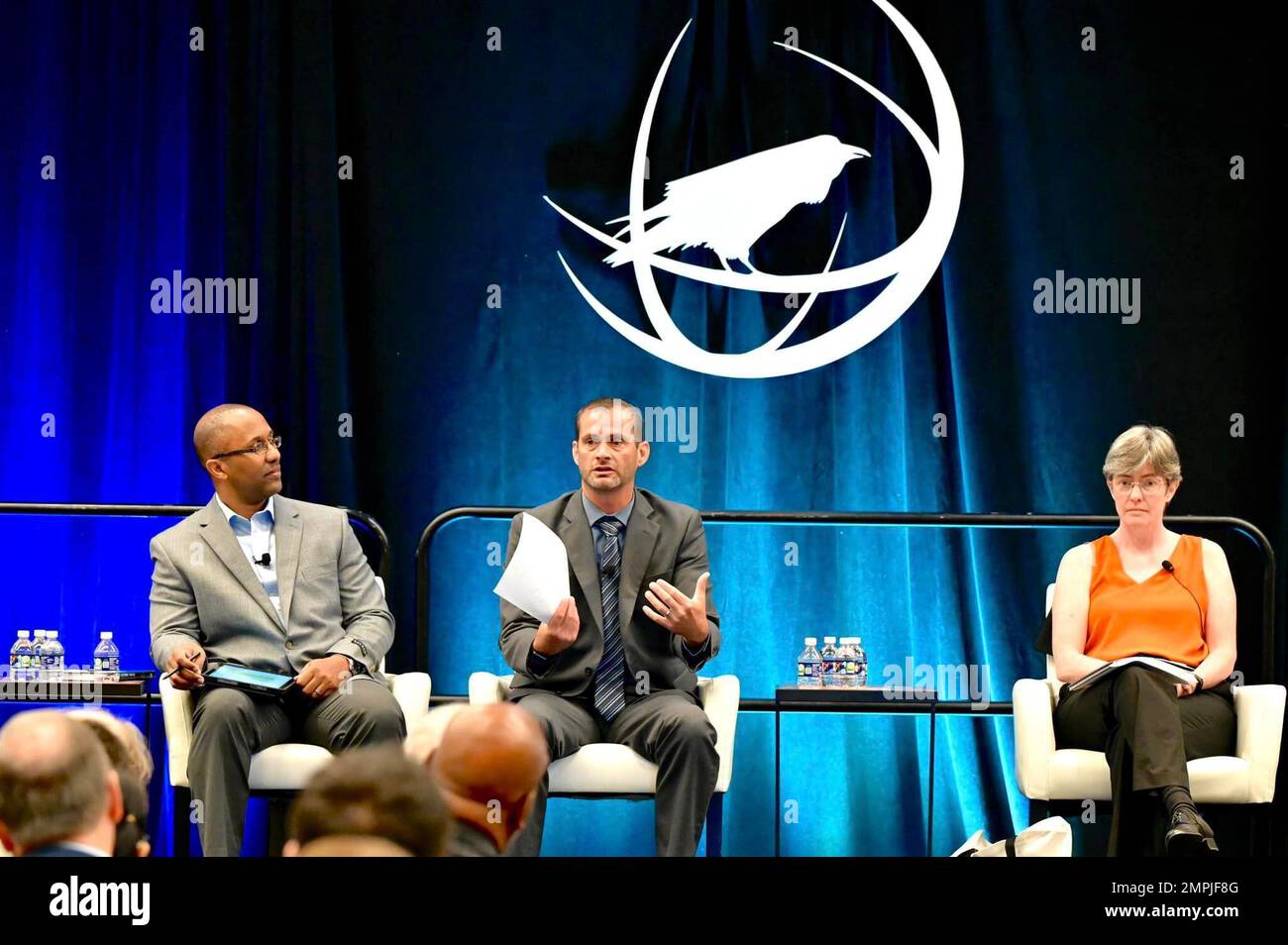 USA Air Force pensioniert Oberst William Young, Left, Dylan Duplechain, 350. Spectrum Warfare Group Chefingenieur, Center, Und Dr. Karen Haigh, Beraterin für kognitive elektronische Kriegsführung und eingebettete künstliche Intelligenz und maschinelles Lernen, richtet am 26. Oktober 2022 auf dem 59. AOC International Symposium and Convention in Washington D.C. ein Podiumsdiskussion zum Thema kognitive EW aus. Das Gremium brachte Vordenker aus Betrieb, Industrie und Wissenschaft zusammen, um wichtige Aspekte der praktischen operativen Fragen zu untersuchen, die angegangen werden müssen. Stockfoto
