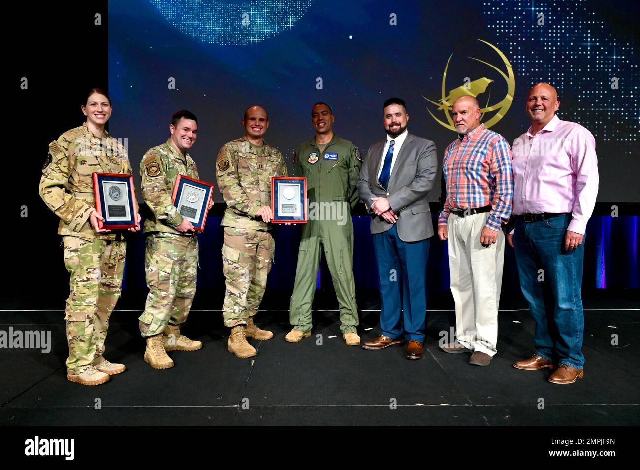 Mitglieder der Electronic Warfare Squadron von 453. und des EWS von 39. posieren für ein Gruppenfoto, nachdem sie Auszeichnungen der Association of Old Crows (AOC) während des Internationalen Symposiums und Kongresses des AOC 59. in Washington D.C. am 26. Oktober 2022 erhalten haben. Der gesamte Spectrum Warfare Wing 350. hat dieses Jahr drei Auszeichnungen auf der AOC verliehen. Stockfoto