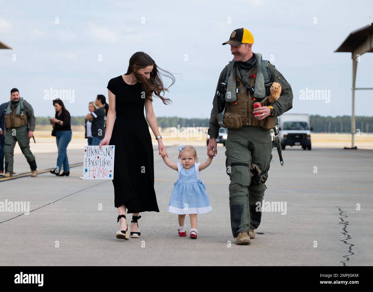 USA Air Force Captain Park ‚Drago‘ Lundgreen, 79. Fighter Squadron (FS) Fighter Pilot, und seine Familie verlassen die Fluglinie am Shaw Air Force Base, S.C., 27. Oktober 2022. Lundgreen, zusammen mit dem 79. FS, kehrte von ihrem Einsatz zurück und lieferte Kampfflugkraft im Zuständigkeitsbereich des Zentralkommandos. Stockfoto