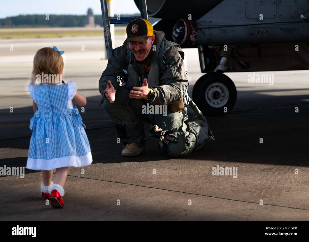 USA Air Force Capt. Park ‚Drago‘ Lundgreen, 79. Kampfpilot der Fighter Squadron (FS), trifft sich mit seiner Tochter auf der Fluglinie am Shaw Air Force Base, S.C., 27. Oktober 2022. Die 79. FS stellte während ihres Einsatzes im Zuständigkeitsbereich des Zentralkommandos Kampfflugkraft bereit. Stockfoto